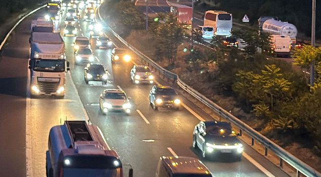 انتهى العيد ولم ينتهِ الازدحام: طابور يبلغ طوله كيلومترات في معبر دوزجة
