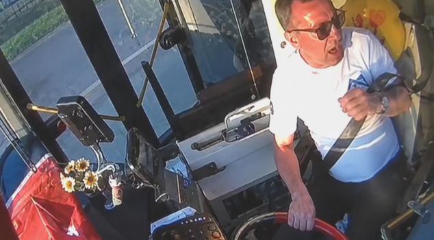 A driver who attacked a municipal bus in Mersin was heavily fined.