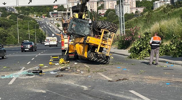 توفي سائق في كوجوك تشكمجة بعد أن سقطت تحته آلة بناء كان ينقلها بواسطة شاحنة سحب