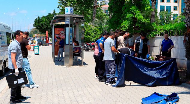На скамейке на автобусной остановке найден мёртвым