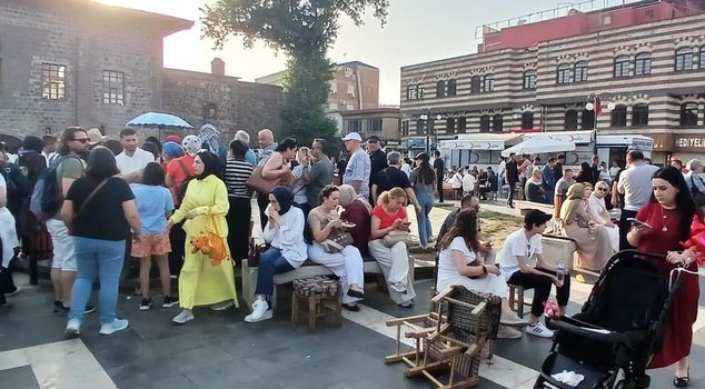 Diyarbakır hosted 400,000 tourists during the holiday, and 72 tons of liver were sold out.
