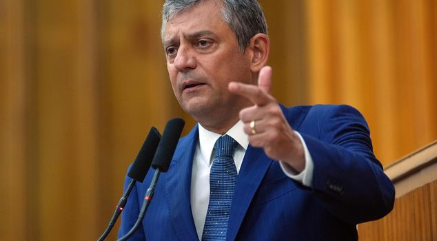 Özgür Özel announced for the first time: There is a new party, and preparing a second one might be necessary.