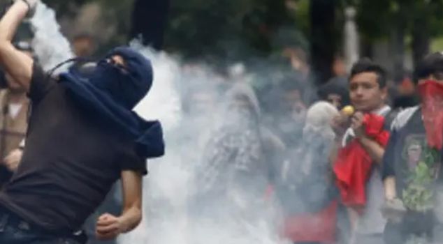 25 people were injured in student protests against the government in Chile