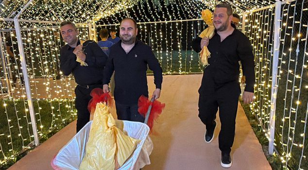 In Tokat, friends attached 10 thousand liras worth of coins to the groom.