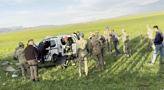 Light commercial vehicle overturned: 3 dead including 1 baby, 4 injured