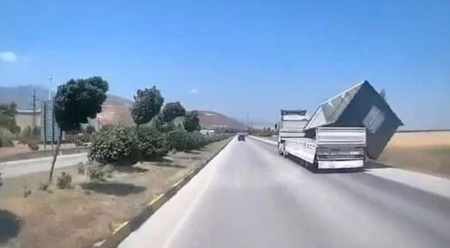 The container loaded on the truck fell during the storm; those moments were captured on camera.