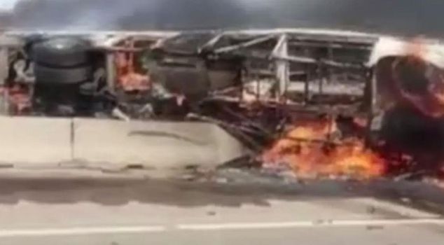اندلع حريق في حافلة تقل زواراً عائدين من كربلاء في العراق: 25 قتيلاً