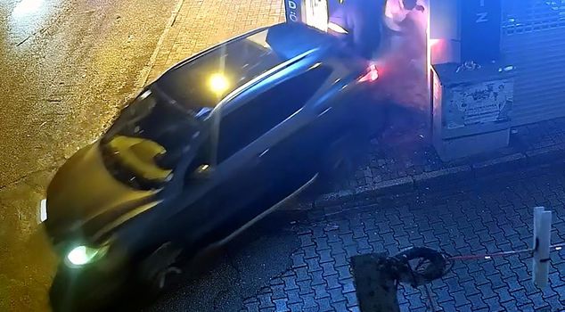 They stole 16 thousand dollars from the currency exchange office where they smashed the shutter with a crowbar.