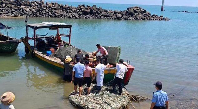 Stranded at sea without food or water, he survived 7 days by eating raw crabs.
