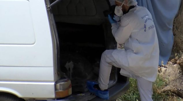 Horrifying secret in parked car! Children playing found it
