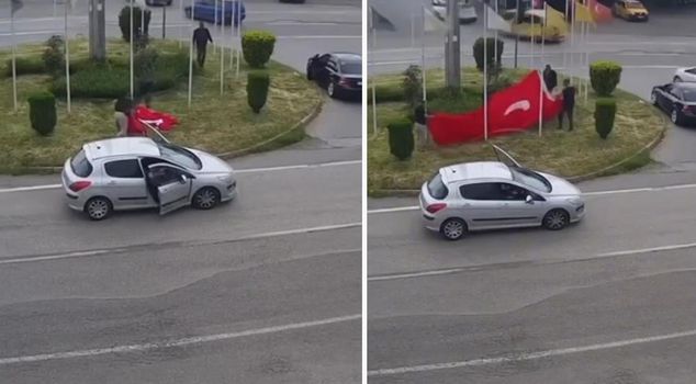 Citizens protected the Turkish flag whose rope broke in the wind.