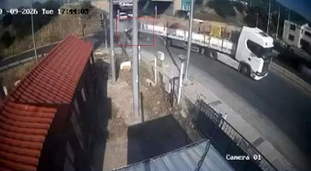 Horrific accident in Izmir: It pierced into the truck like an arrow