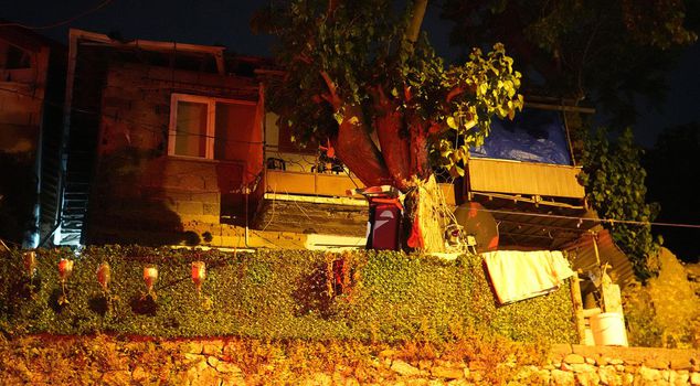 Plaster fell from the kitchen ceiling, a family of 5 was evacuated.
