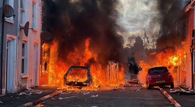 مشاهد حرب أهلية في أيرلندا الشمالية: إحراق المنازل والمركبات!