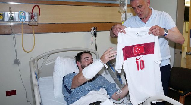 TFF President Hacıosmanoğlu visited the US police officer who had an accident in the hospital.