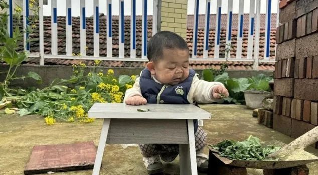 The story of Chinese Wang made millions cry: 25 years old but the size of a baby