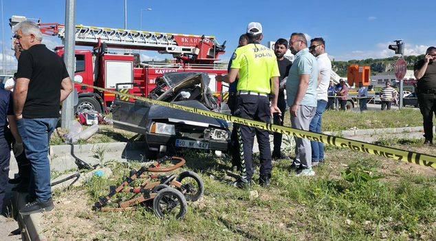 In Kayseri, 3 people died and 5 people were injured in an accident where two cars collided.
