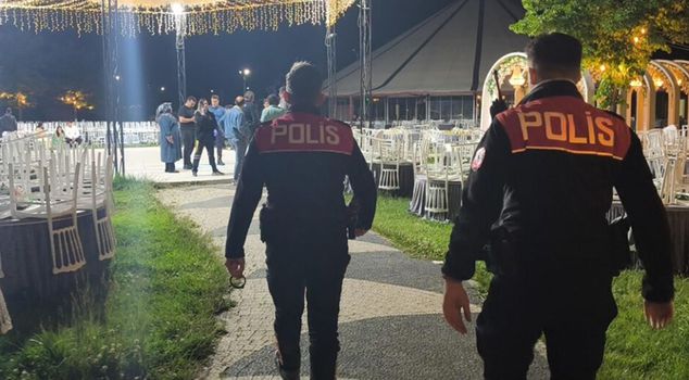 In Kutahya, two young people were injured with a knife in a fight that broke out at a graduation ball.