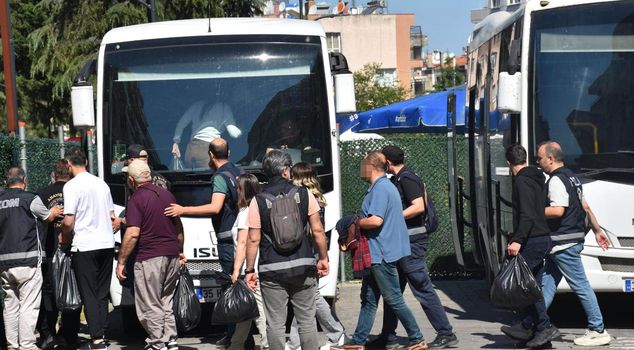 В ходе операции по борьбе с коррупцией в Эгейском университете бывший главный врач и декан были арестованы.