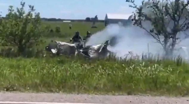 A plane carrying parachutists crashes into a field in the US: 12 dead