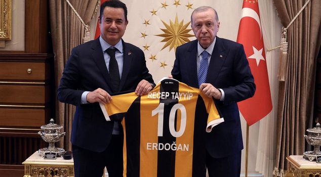 In the meeting between Acun Ilıcalı and President Erdoğan, everyone focused on the same detail.