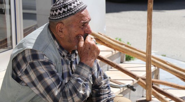 When he had no one left in life, he put his agricultural tools up for sale on the sidewalk.