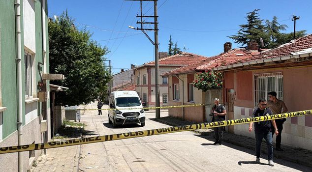 В Эскишехире пешеход погиб после того, как его сбил легкий коммерческий автомобиль, водитель которого совершал маневр задним ходом.