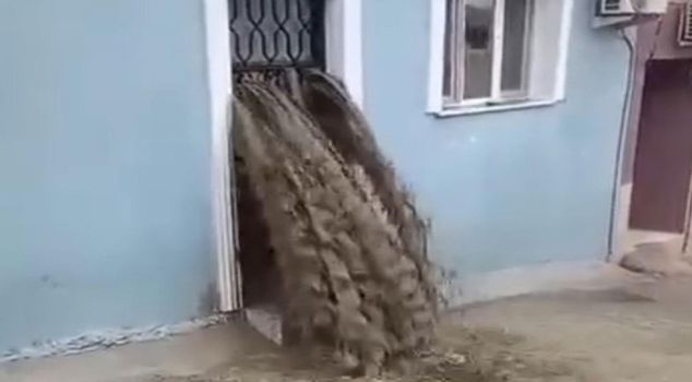 Паводковые воды прошли через его дом: Он был на волосок от смерти