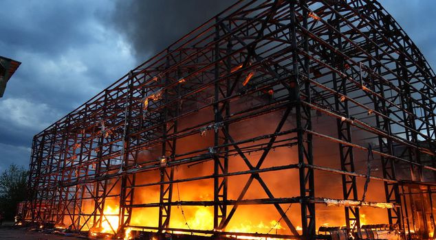 A sports hall struck by lightning in Kastamonu caught fire and burned down.