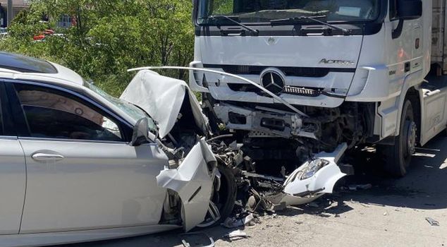 They collided head-on! The luxury car was reduced to a pile of scrap metal.
