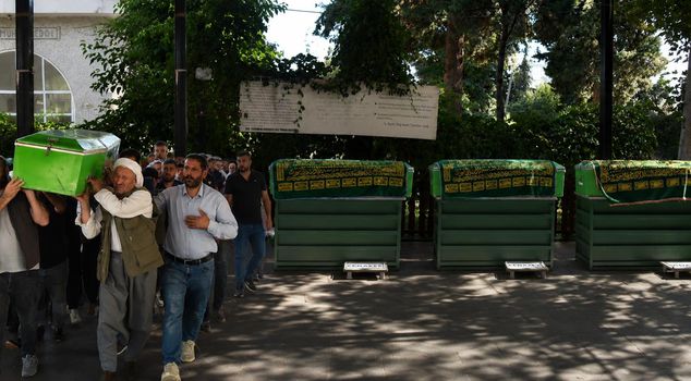В Сивереке душераздирающие похороны: 3 брата похоронены рядом