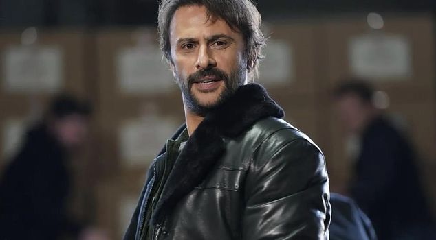 Gezep, who was removed from the cast of Taşacak Bu Deniz, rebelled.