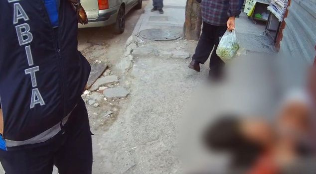 Unbelievable trick from a vendor whose tissues were taken in Zonguldak: He threw himself to the ground