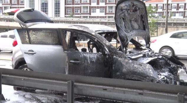 احترقت سيارة SUV في أسكودار بشكل مشتعل وأصبحت غير صالحة للاستخدام