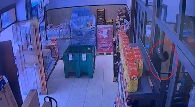 Action-packed moments captured on camera when the thief who stole a TV from the market was caught at the terminal.