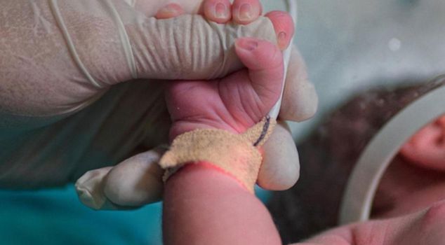 A 20-day-old baby died under the minibus used by his father.