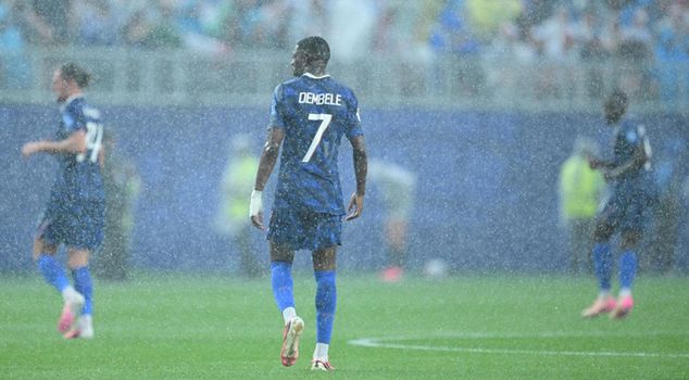 Lightning delays World Cup match! Second half hasn't started