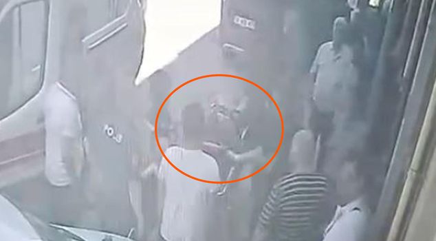 سقط ميكانيكي هياكل السيارات من رافعة واصطدم بأسفل السيارة مما أدى إلى إصابته