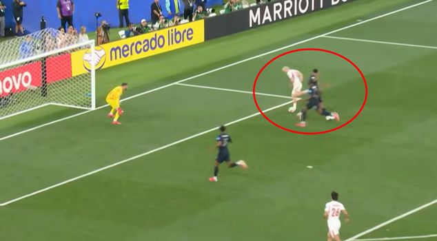A harsh reaction from an Azerbaijani presenter to Barış Alper! He protested against the missed goal live on air.