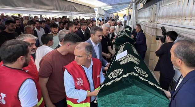 A painful farewell to 3 siblings! The whole city mourned at the funeral.