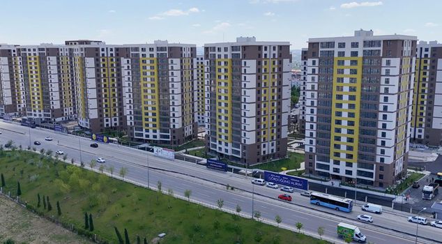 Excitement is in the air at the second stage of Ankara Evleri as handovers take place.