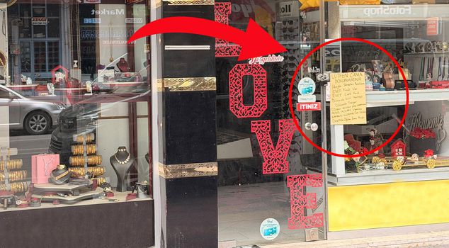 وجدت زوجة التاجر الذي تعب من تنظيف الزجاج حلاً في تعليق ملاحظة على الواجهة