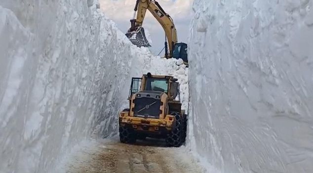 With only days left until July, snow fighting continues in Yüksekova.