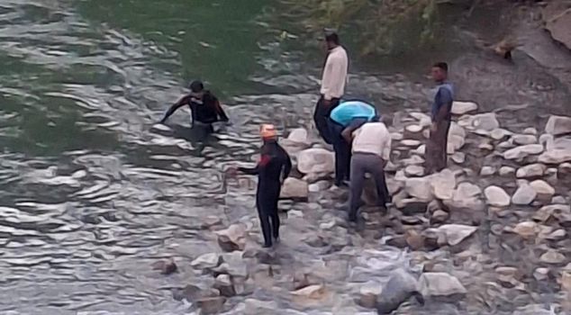 In Bitlis, one of three siblings who entered a stream lost their life, one was rescued by their father, and the other is missing.