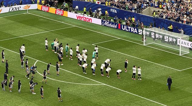 Japanese football players bowed in front of the fans to apologize for being eliminated by Brazil.