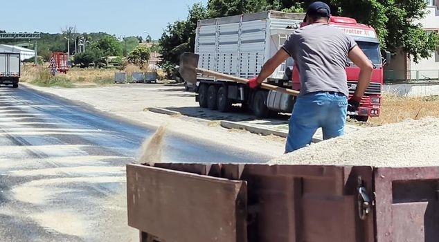 Scorching heat melted asphalt in Edirne: Municipal teams spread sand on the road