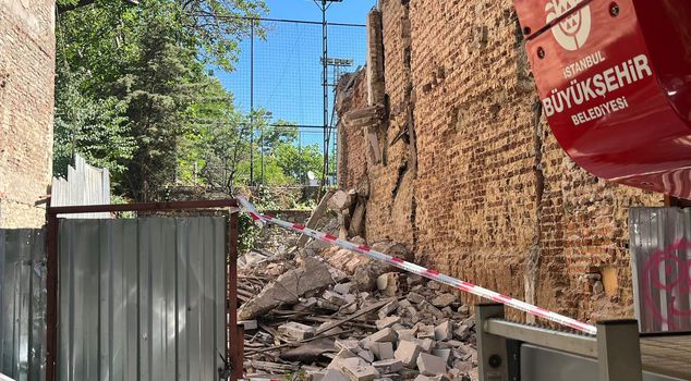 2 workers rescued after being trapped under rubble during building demolition in Kadıköy
