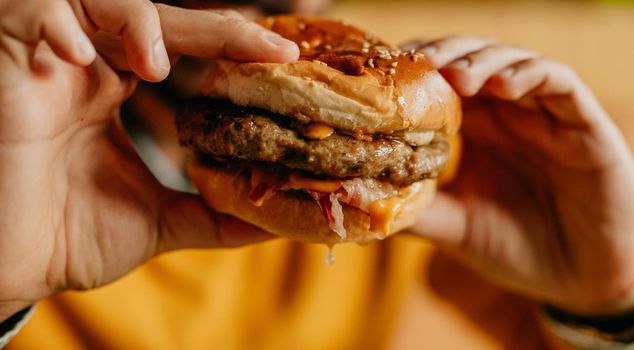 He didn't notice while eating a hamburger! His life turned into a nightmare.