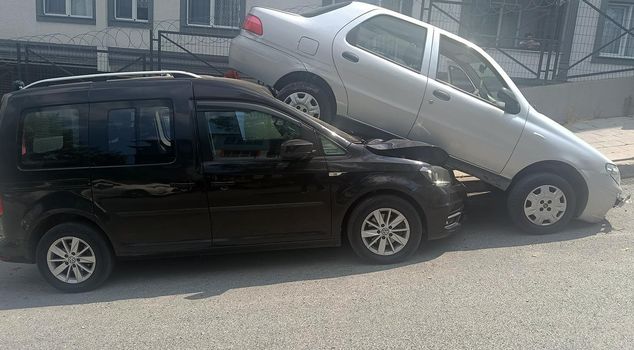 Невероятная авария в Кючюкчекмедже: пытаясь подняться по крутому пандусу, заскользивший автомобиль въехал на легкий коммерческий транспорт.