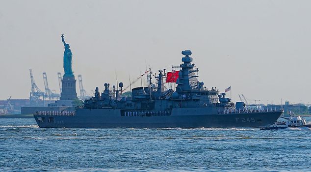 Striking scene at the 250th anniversary ceremony of the USA: Turkish flag waves in New York
